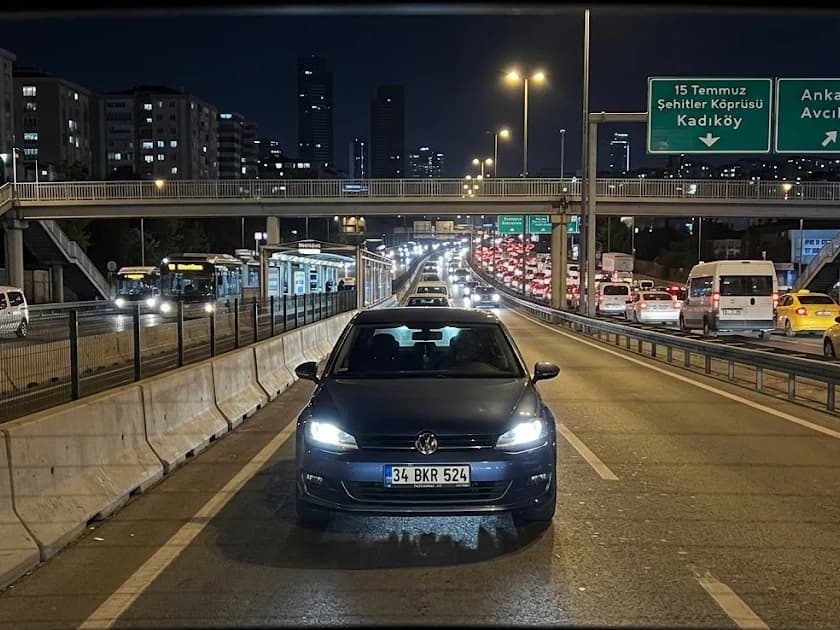 TEKDEN V30 arka kamera gece kaydı, E-5 trafiğinde arkadaki aracın plakası net okunuyor