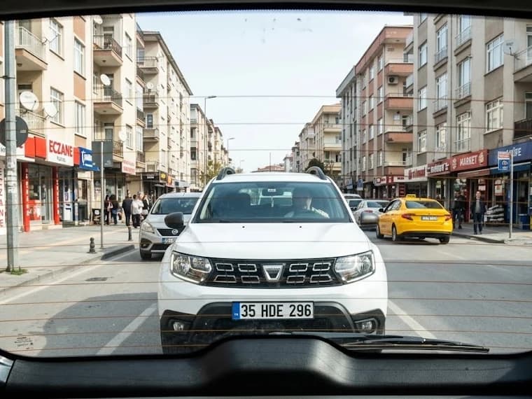 TEKDEN V30 arka kamera gündüz kaydı, arkadaki aracın plakası net okunuyor